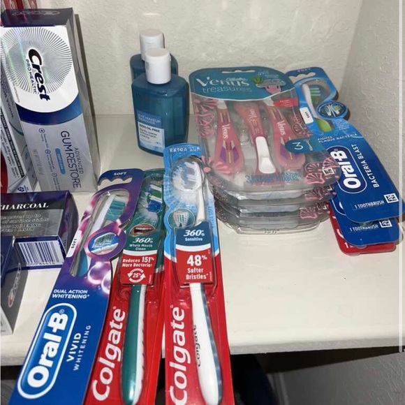 Bundle of laundry and personal care items - Picture 4 of 9